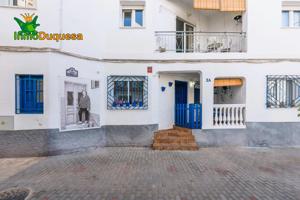 INVERSIÓN. Casa con 3 apartamentos con licencia de alquiler turístico a 80 m de la playa. Salobreña photo 0
