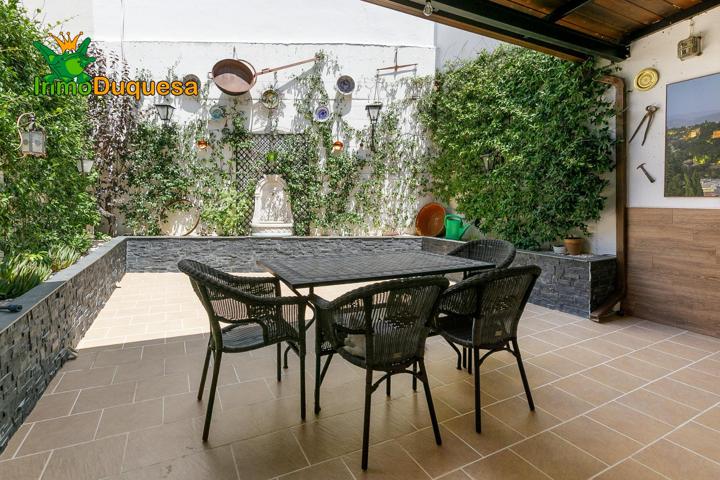 Casa adosada reformada con 2 patios. photo 0