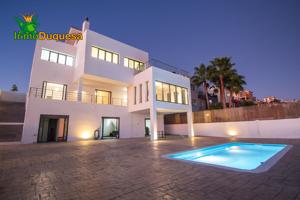 Chalet de DISEÑO MODERNO en venta en La Zubia. photo 0