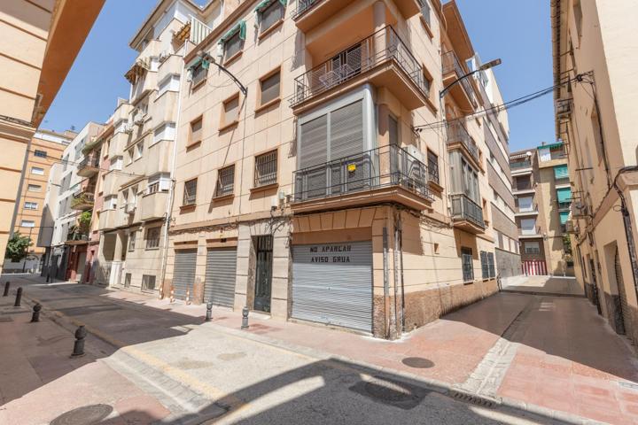 Piso con patio junto Calle Alhamar. photo 0