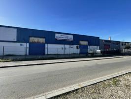 Excelente oportunidad de inversión en Sevilla capital. Esta nave industrial, ubicada en la zona de Pino Montano, cuenta photo 0