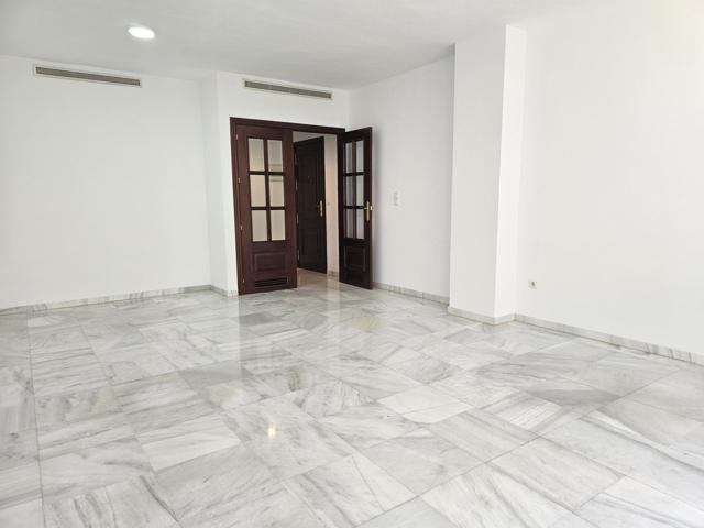 Si quieres una ubicación excelente, un piso amplio y listo para entrar, aquí lo tienes. Y con garaje photo 0