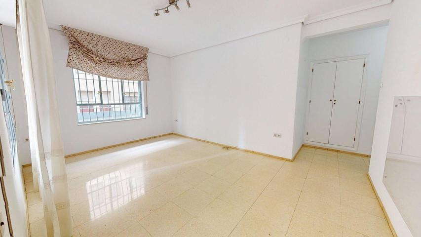 MAGNIFICA VIVIENDA SITUADA EN PLENO CENTRO DE CORDOBA, CON 5 DORMITORIOS, 2 BAÑOS y TERRAZA. photo 0