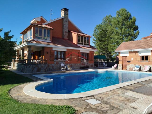 ESPECTACULAR CHALET INDIVIDUAL EN LAS LOMAS, CON PISCINA photo 0