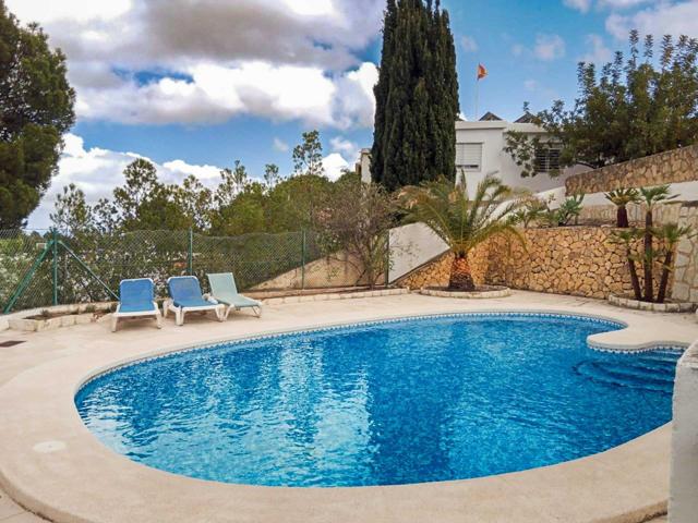 Chalet de 3 dormitorios con garaje y piscina comunitaria a 5 minutos de Alfaz del Pi photo 0