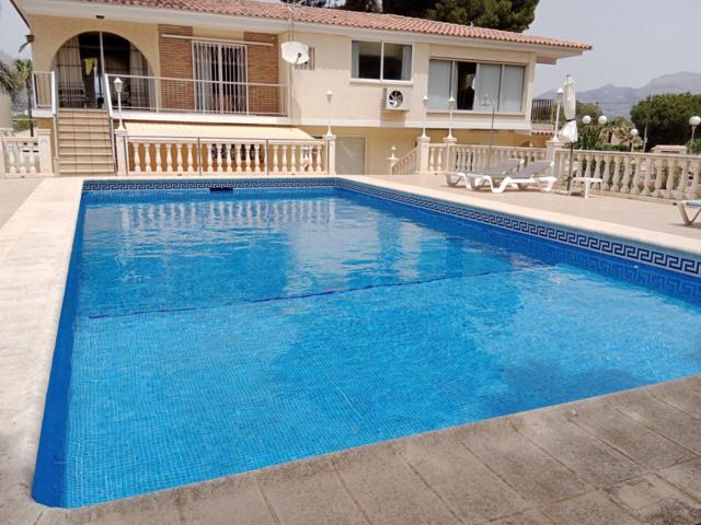 Villa de 337m2 con 4 habitaciones, piscina grande y parcela de 2500m2 en el Albir photo 0