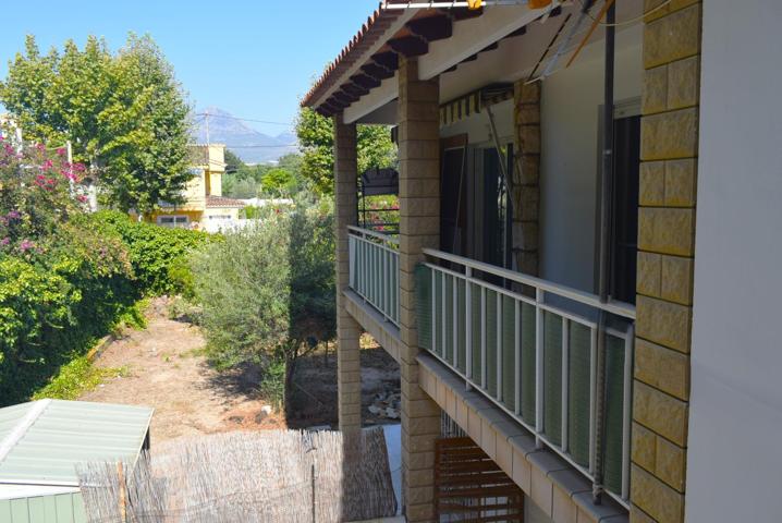 Chalet de 352m2 divido en 2 viviendas, con parcela de 800m2 y licencias turísticas en Albir photo 0