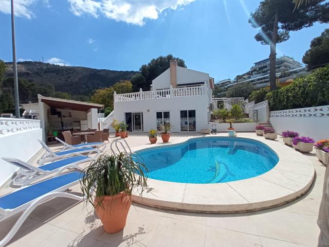 Villa de cuatro dormitorios, 3 baños, piscina y parking con 1.000 de parcela en Albir photo 0