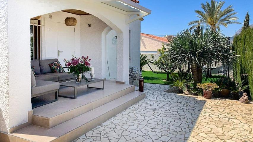 Chalet reformado de 4 dormitorios en una planta, piscina, 500m2 de parcela, en el centro del Albir photo 0