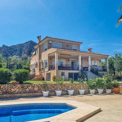 Finca de 4500m2 con villa de cuatro dormitorios grandes con vista, piscina, jacuzzi y garaje photo 0