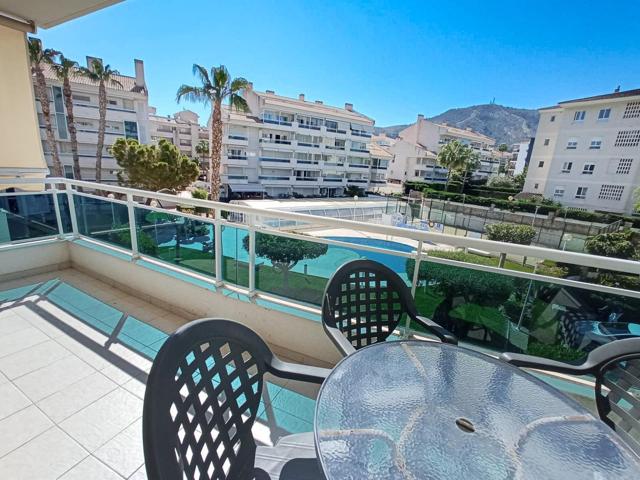 Apartamento de esquina de 2 dormitorios y 2 baños, plaza de garaje y piscina cubierta en Albir photo 0