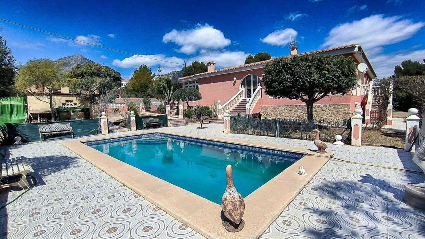 **Villa de 4 habitaciones con piscina y parcela de 3000m2 en Avda Coloma** photo 0