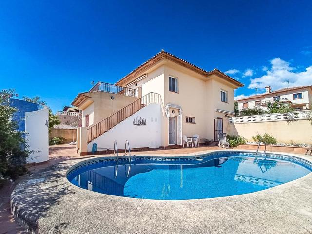 Chalet de 4 dormitorios con piscina, garaje y vistas a la bahia de Altea y Sierra Bernia. photo 0
