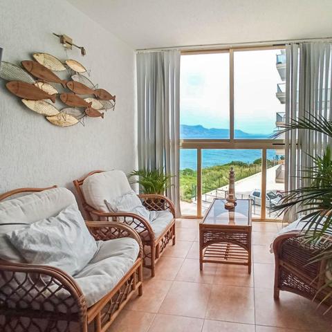 Apartamento semireformado de 2 dormitorios con vistas al mar y piscina photo 0