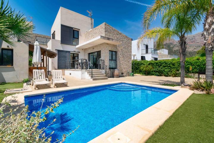 Moderno chalet indpendiente de 3 dormitorios con piscina y parking y 400m2 de parcela en Polop photo 0