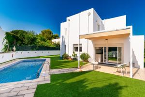 Chalet independiente de 200m2 con 538m2 de parcela, cuatro dormitorios, garaje y piscina en zona tranquila del Albir photo 0