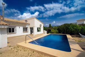 Chalet independiente de 3 dormitorios, parcela de 750m2 piscina y garaje en zona residencial del Albir photo 0