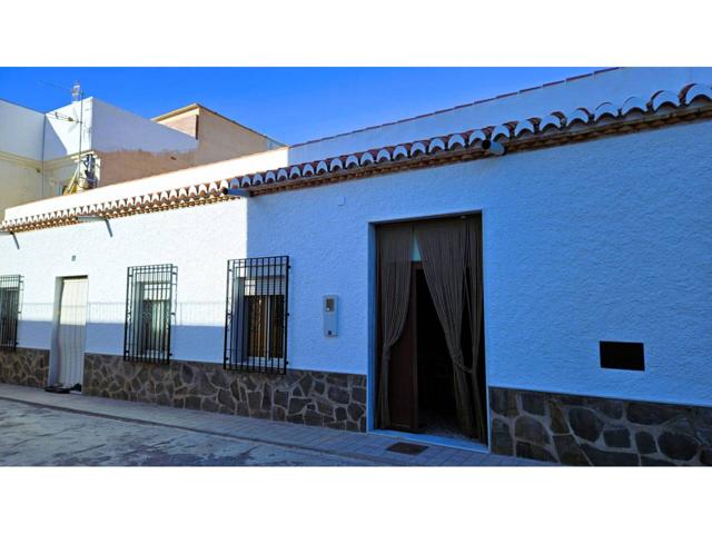 Casa grande de cuatro dormitorios con terraza y patio. photo 0