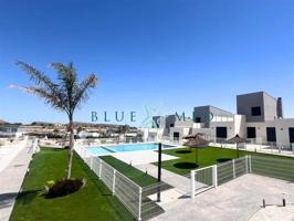 ¡Villas de nueva construcción de 3 dormitorios y 2 baños en un campo de golf! photo 0