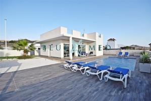 IMPRESIONANTE CHALET CON PISCINA Y SOLÁRIUM EN COUNTRY CLUB photo 0
