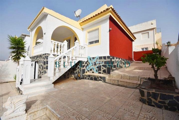 CASA IDEAL PARA VIVIR O PASAR TIEMPO, A PIE DE TIENDAS Y SERVICIOS. photo 0