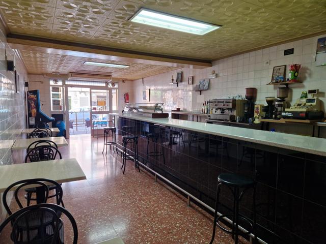 Oportunidad: Local con licencia de hostelería, almacén y gran visibilidad photo 0