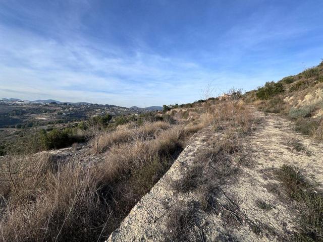 Terreno en venta en Benissa en zona tranquila y soleada con vistas al mar photo 0