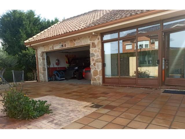 Chalet unifamiliar en venta en Campo Real photo 0