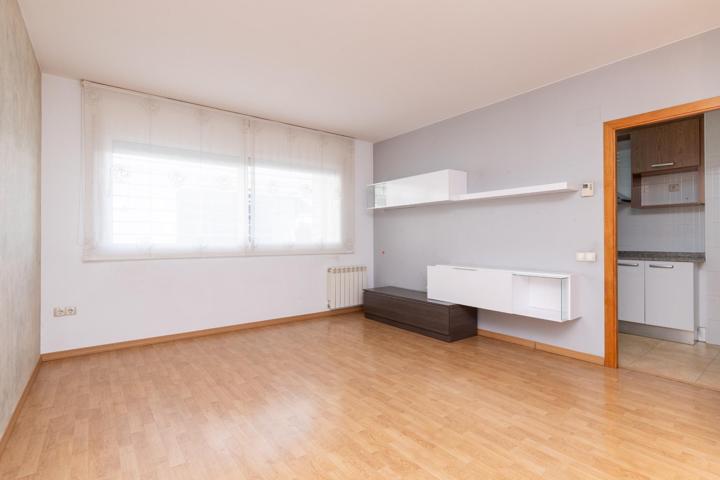 PLANTA BAIXA DE DUES HABITACIONS AMB PÀRQUING photo 0