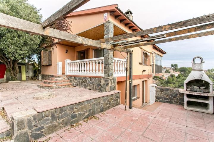 CASA DE 3 PLANTAS CON PISCINA Y GARAJE EN VENTA EN RUBÍ, BARCELONA photo 0