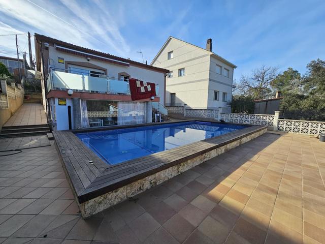 CASA DE 2 PLANTAS CON PISCINA Y GARAJE EN VENTA EN BARCELONA photo 0