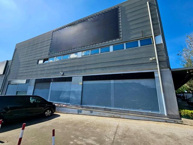 NAVE COMERCIAL CON EXCELENTE RENTABILIDAD EN VENTA EN MONTIGALÀ, BADALONA photo 0