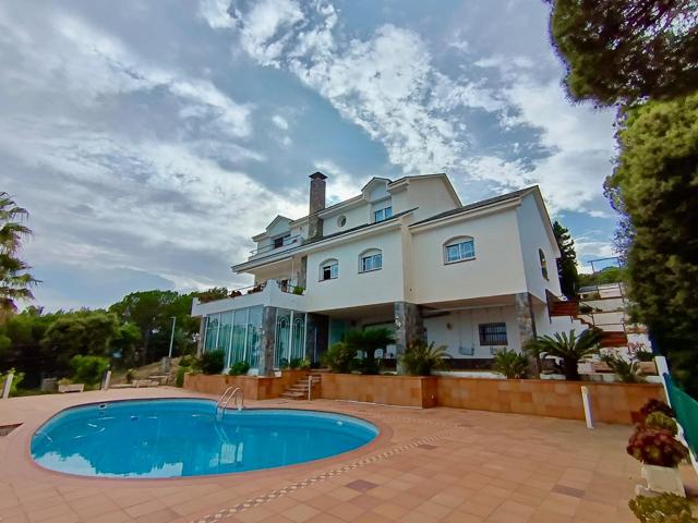 CASA DE LUJO CON VISTAS EXCEPCIONALES AL VALLÈS Y BARCELONÈS EN VENTA photo 0