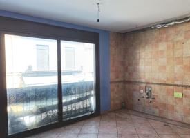 PISO CON TERRAZA PARA REFORMAR A LA VENTA EN SANTA COLOMA DE FARNERS photo 0