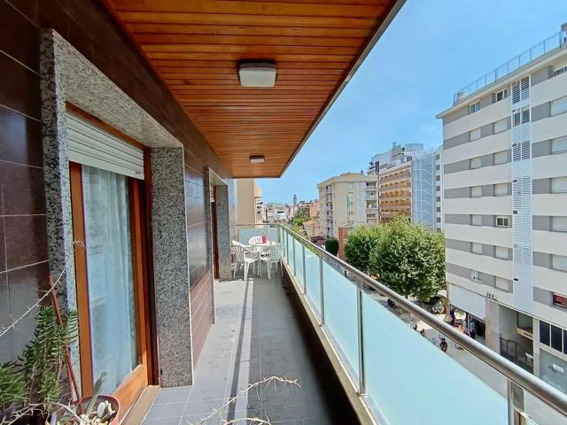 OPORTUNIDAD EN CALELLA: PISO CON GRAN BALCÓN Y SERVICIOS CERCANOS A LA VENTA photo 0