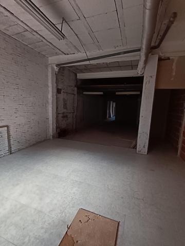 LOCAL DE 100 M2 A LA VENTA EN PINEDA DE MAR CON ALTILLOS Y POSIBILIDAD DE CAMBIO DE USO photo 0
