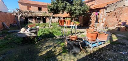 Preciosa parcela con construcción a reformar en el centro de Fuente el Saz por 286.000€ photo 0