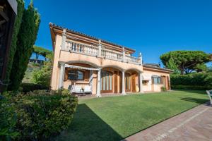 EXPECTACULAR CHALET DE LUJO CON JARDÍN Y PISCINA PRIVADA photo 0