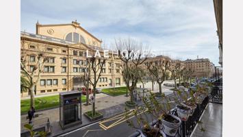 Apartamento de 4 dormitorios, en centro de la ciudad en la C-Okendo. Licencia turística de 8 plaza. photo 0