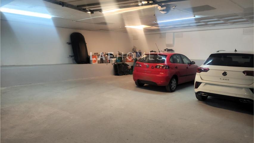 Garaje cerrado de 98 m² en Amara – Amplio, seguro y con puerta motorizada photo 0