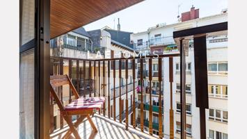 Luminoso piso en quinta planta con ventanales panorámicos – ¡Listo para entrar a vivir en Gros! photo 0