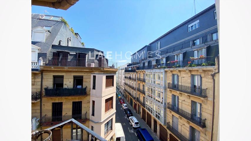 ROMANTICO Y LUMINOSO PISO A UN MINUTO DE LA PLAYA DE LA CONCHA photo 0