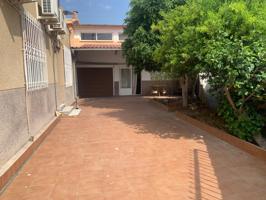 Gran casa con patio y terraza en Alquerías photo 0