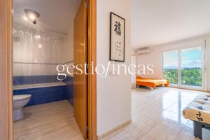 ¡MAGNÍFICO ESTUDIO CON PARKING Y PISCINA COMUNITARIA Y A 10 MINUTOS ANDANDO DE LA PLAYA! photo 0