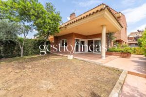 ¡FANTÁSTICO PAREADO CON 4 HABITACIONES Y PISCINA COMUNITARIA EN VILAFORTUNY! photo 0