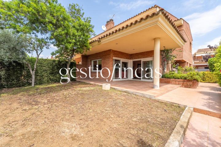 ¡FANTÁSTICO PAREADO CON 4 HABITACIONES Y PISCINA COMUNITARIA EN VILAFORTUNY! photo 0