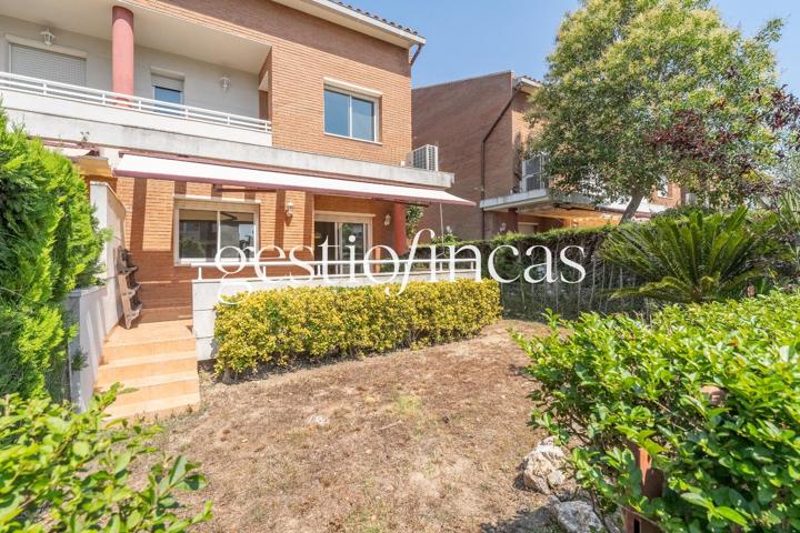 ¡MARAVILLOSO CHALET PAREADO CON PISCINA COMUNITARIA! photo 0