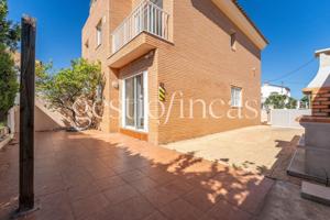 ¡Magnífico chalet adosado en una comunidad con pocos vecinos y muy cerca de la playa y del centro! photo 0