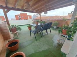 Descubre el hogar de tus sueños en este impresionante chalet adosado de tres alturas! photo 0