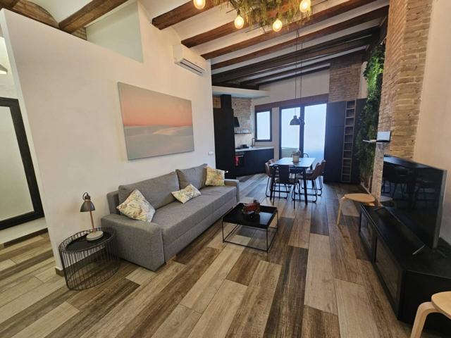 Encantador piso en pleno corazón del Carmen – València. Piso de diseño de techos altos y vigas de madera te enamorara photo 0